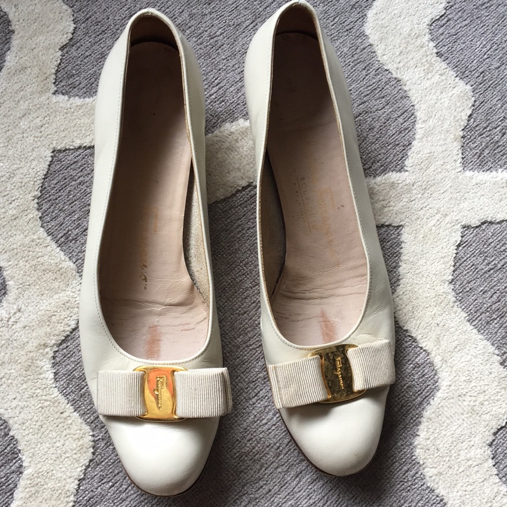 Salvatore Ferragamo Cream Bow Heels Size 6 1/2 AA